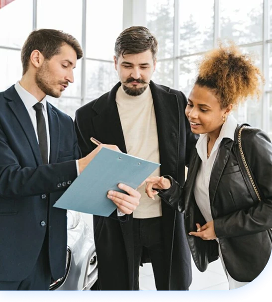 Employee discussing with client(mobile)