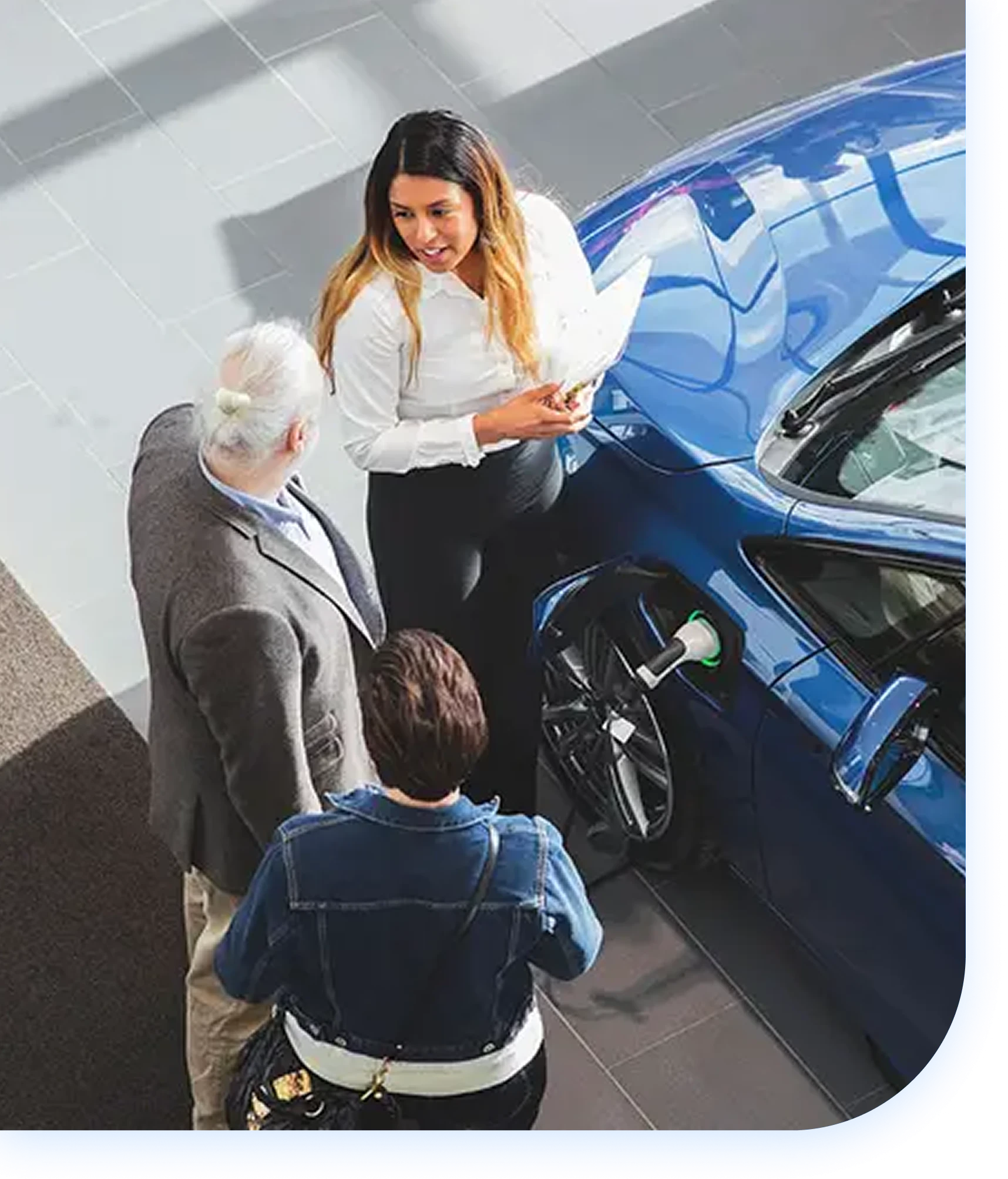 contact-us image banner 3x dealer and buyer discussing on buying the car